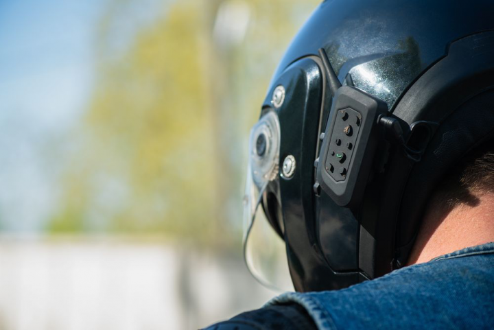 Bluetooth en el casco: ventajas e inconvenientes para los motoristas